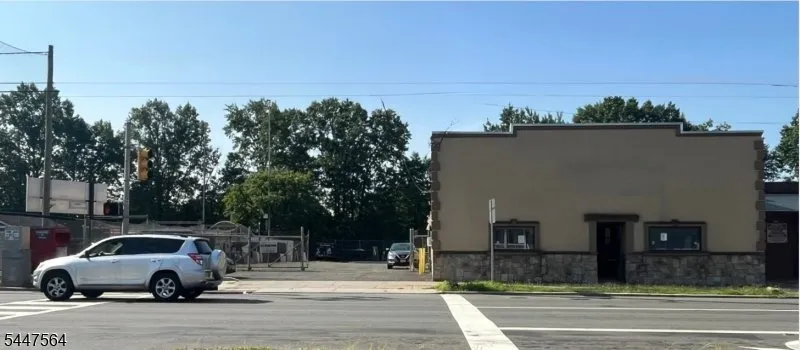 Warehouse plus parking - photo 1